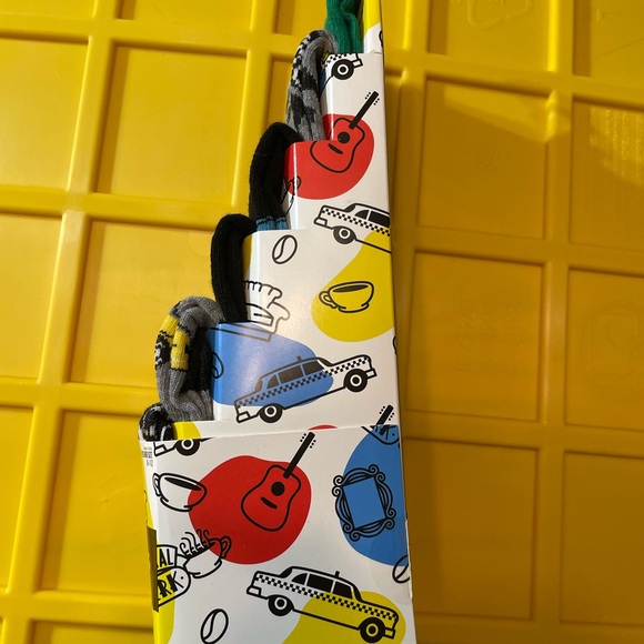 Friends Themed Casual Crew Socks NWT - Picture 4 of 4